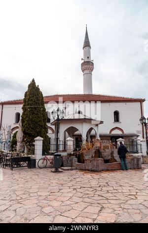 Skopje, Macedonia del Nord - 7 FEB 2024: Moschea di Murat Pasha, Murat Paşa Camii in turco, è una moschea di epoca ottomana situata nel vecchio Bazar di Skopje, Foto Stock