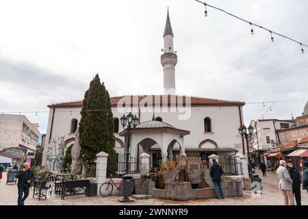 Skopje, Macedonia del Nord - 7 FEB 2024: Moschea di Murat Pasha, Murat Paşa Camii in turco, è una moschea di epoca ottomana situata nel vecchio Bazar di Skopje, Foto Stock