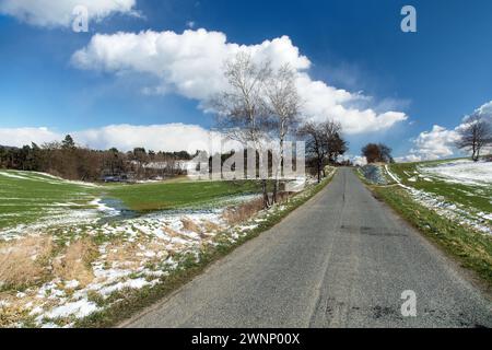 Paesaggio montuoso boemo e moravo, vista panoramica invernale, paesaggio innevato vicino alla città di Velke Mezirici, repubblica ceca Foto Stock