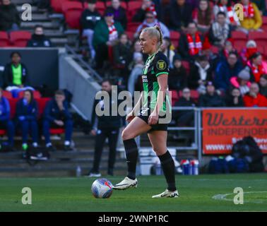 Bristol, Regno Unito. 3 marzo 2024. Bristol, Inghilterra, 3 marzo 2024 Maria Thorisdottir (2 Brighton) tiene la palla durante la partita della Barclays fa Womens Super League tra Bristol City e Brighton & Hove Albion all'Ashton Gate di Bristol, Inghilterra. (Beast/SPP) credito: SPP Sport Press Photo. /Alamy Live News Foto Stock