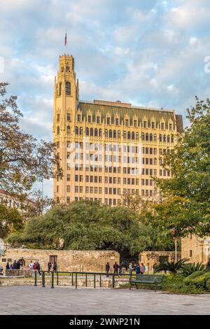 L'Emily Morgan Hotel, precedentemente noto come Medical Arts Building, fa parte del quartiere storico di Alamo Plaza nel centro di San Antonio, Texas Foto Stock