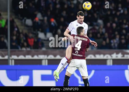 Andrea Belotti dell'ACF Fiorentina si batte per il pallone con Alessandro Buongiorno del Torino FC durante la partita di serie A tra Torino FC e A. Foto Stock