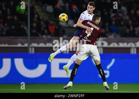 Andrea Belotti dell'ACF Fiorentina si batte per il pallone con Alessandro Buongiorno del Torino FC durante la partita di serie A tra Torino FC e A. Foto Stock