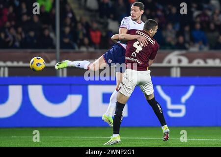 Andrea Belotti dell'ACF Fiorentina si batte per il pallone con Alessandro Buongiorno del Torino FC durante la partita di serie A tra Torino FC e A. Foto Stock