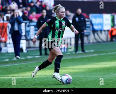 Bristol, Regno Unito. 3 marzo 2024. Bristol, Inghilterra, 3 marzo 2024 Katie Robinson (22 Brighton) sul pallone durante la partita Barclays fa Womens Super League tra Bristol City e Brighton & Hove Albion all'Ashton Gate di Bristol, Inghilterra. (Beast/SPP) credito: SPP Sport Press Photo. /Alamy Live News Foto Stock