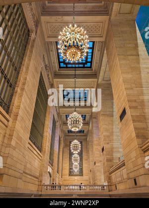 New York City, NY - 21 febbraio 2024: Lampadari nella Grand Central Station Foto Stock