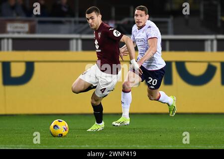 Andrea Belotti dell'ACF Fiorentina si batte per il pallone con Alessandro Buongiorno del Torino FC durante la partita di serie A tra Torino FC e A. Foto Stock