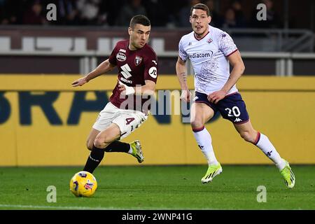 Andrea Belotti dell'ACF Fiorentina si batte per il pallone con Alessandro Buongiorno del Torino FC durante la partita di serie A tra Torino FC e A. Foto Stock