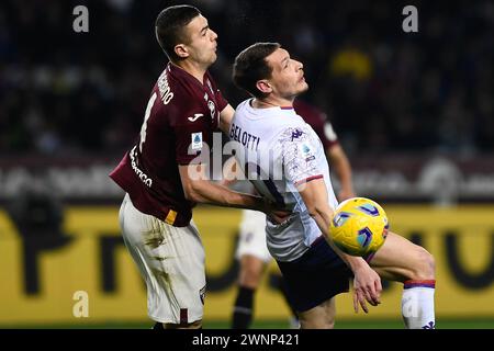 Andrea Belotti dell'ACF Fiorentina si batte per il pallone con Alessandro Buongiorno del Torino FC durante la partita di serie A tra Torino FC e A. Foto Stock