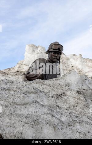 Mammoth Mountain e Mammoth Lakes, California, hanno visto una quantità record di neve in inverno e all'inizio della primavera del 2022-2023. Oltre 700 pollici di neve f Foto Stock