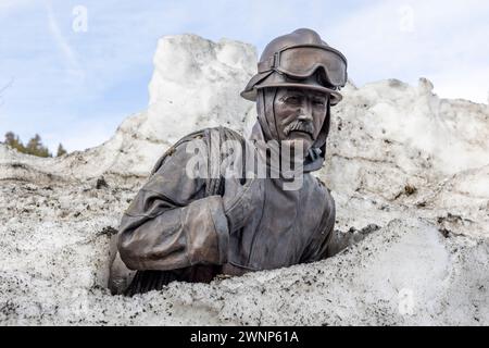 Mammoth Mountain e Mammoth Lakes, California, hanno visto una quantità record di neve in inverno e all'inizio della primavera del 2022-2023. Oltre 700 pollici di neve f Foto Stock