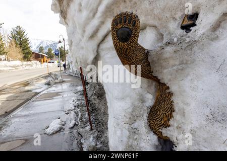 Mammoth Mountain e Mammoth Lakes, California, hanno visto una quantità record di neve in inverno e all'inizio della primavera del 2022-2023. Oltre 700 pollici di neve f Foto Stock