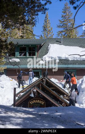 Mammoth Mountain e Mammoth Lakes, California, hanno visto una quantità record di neve in inverno e all'inizio della primavera del 2022-2023. Oltre 700 pollici di neve f Foto Stock