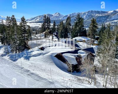 Mammoth Mountain e Mammoth Lakes, California, hanno visto una quantità record di neve in inverno e all'inizio della primavera del 2022-2023. Oltre 700 pollici di neve f Foto Stock