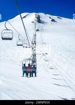 Mammoth Mountain e Mammoth Lakes, California, hanno visto una quantità record di neve in inverno e all'inizio della primavera del 2022-2023. Oltre 700 pollici di neve f Foto Stock