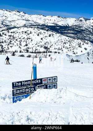 Mammoth Mountain e Mammoth Lakes, California, hanno visto una quantità record di neve in inverno e all'inizio della primavera del 2022-2023. Oltre 700 pollici di neve f Foto Stock