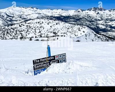 Mammoth Mountain e Mammoth Lakes, California, hanno visto una quantità record di neve in inverno e all'inizio della primavera del 2022-2023. Oltre 700 pollici di neve f Foto Stock