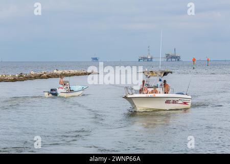 Barche da pesca nel canale che conduce a Mobile Bay al largo di Dauphin Island, Alabama Foto Stock