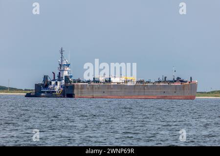 Rimorchiatore che spinge una chiatta di carburante nel Golfo del Messico vicino a Fort Morgan, Alabama Foto Stock