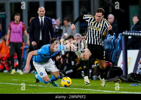 Napoli, Italia. 3 marzo 2024. Amir Rahmani della SSC Napoli e Federico Chiesa della Juventus FC competono per il pallone durante la partita di serie A TIM tra SSC Napoli e Juventus FC allo Stadio Diego Armando Maradona il 3 marzo 2024 a Napoli, Italia Credit: Giuseppe Maffia/Alamy Live News Foto Stock