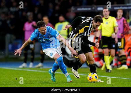 Napoli, Italia. 3 marzo 2024. Amir Rahmani della SSC Napoli e Federico Chiesa della Juventus FC competono per il pallone durante la partita di serie A TIM tra SSC Napoli e Juventus FC allo Stadio Diego Armando Maradona il 3 marzo 2024 a Napoli, Italia Credit: Giuseppe Maffia/Alamy Live News Foto Stock