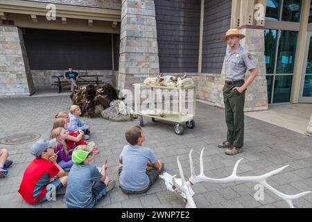 Il ranger del parco parla con i bambini piccoli come parte del programma Junior Ranger al parco nazionale di Yellowstone, Wyoming Foto Stock