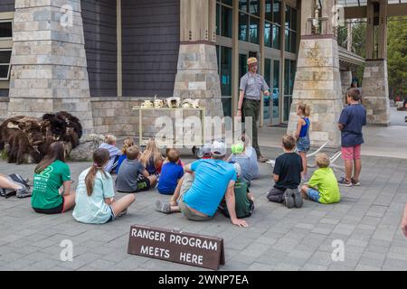 Il ranger del parco parla con i bambini piccoli come parte del programma Junior Ranger al parco nazionale di Yellowstone, Wyoming Foto Stock