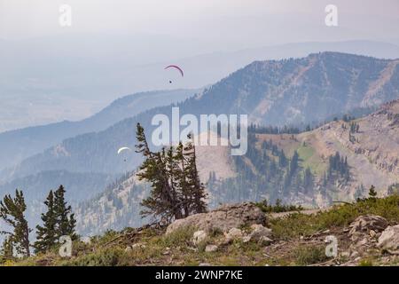 Due parapendio in cima al monte Rendezvous dalla funivia Jackson Hole di Jackson, Wyoming Foto Stock