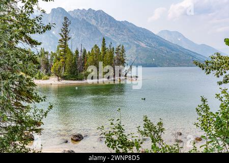 Canoa e kayak a terra su un'isola in un lago del Grand Teton National Park nel Wyoming Foto Stock