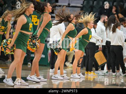 Waco, Texas, Stati Uniti. 3 marzo 2024. Baylor Lady Bears cheerleaders durante la prima metà della partita di pallacanestro NCAA tra gli Oklahoma State Cowgirls e Baylor Lady Bears al Foster Pavilion di Waco, Texas. Matthew Lynch/CSM/Alamy Live News Foto Stock