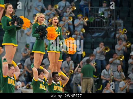 Waco, Texas, Stati Uniti. 3 marzo 2024. Baylor Lady Bears cheerleaders durante la seconda metà della partita di pallacanestro NCAA tra gli Oklahoma State Cowgirls e Baylor Lady Bears al Foster Pavilion di Waco, Texas. Matthew Lynch/CSM/Alamy Live News Foto Stock