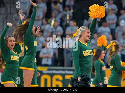 Waco, Texas, Stati Uniti. 3 marzo 2024. Baylor Lady Bears cheerleaders durante la seconda metà della partita di pallacanestro NCAA tra gli Oklahoma State Cowgirls e Baylor Lady Bears al Foster Pavilion di Waco, Texas. Matthew Lynch/CSM/Alamy Live News Foto Stock