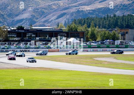 Cromwell , nuova Zelanda- 2 marzo 2024: I piloti competitivi percorrono le curve del Cromwell Highlands Motorsport Park durante una gara di endurance nazionale Foto Stock