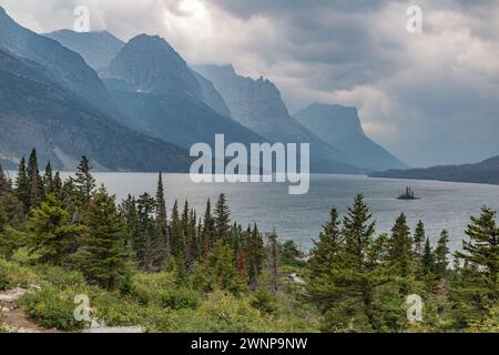 Vista sulle montagne dal punto panoramico Wild Goose Island Lookout sulla Sun Road lungo il lago Saint Mary nel Glacier National Park, Montana Foto Stock