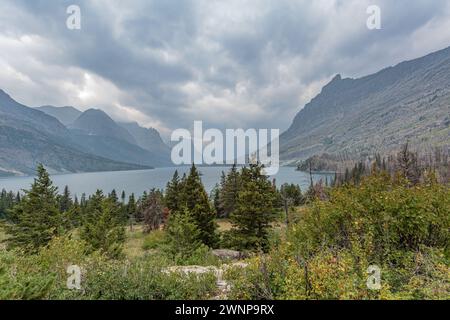 Vista sulle montagne dal punto panoramico Wild Goose Island Lookout sulla Sun Road lungo il lago Saint Mary nel Glacier National Park, Montana Foto Stock