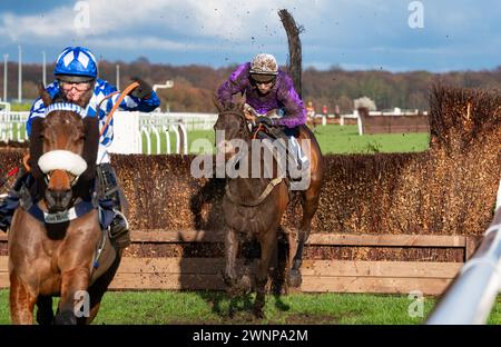 Alcuni Scope e Gavin Sheehan finiscono 2° nel Grimthorpe handicap Chase all'Ippodromo di Doncaster, 02/03/2024. Crediti JTW equine Images / Alamy. Foto Stock