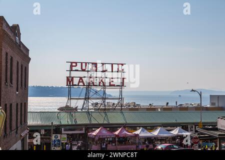 Cartello al neon sopra il mercato pubblico degli agricoltori e il mercato del pesce nel centro di Seattle, Washington Foto Stock