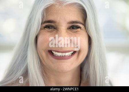 Primo piano ritratto di una donna latina anziana che guarda la fotocamera Foto Stock