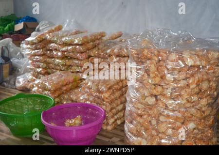 20 settembre 2023, foto di un sacco di pile di spuntini leggeri in vendita, Wonosobo, Indonesia Foto Stock