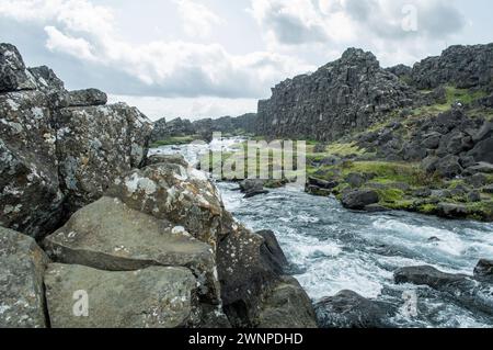 Lastre Tectoniche visibili nel Parco Nazionale di Thingvellir, sito Patrimonio dell'Umanità dell'UNESCO, Islanda nel giugno 2023 Foto Stock