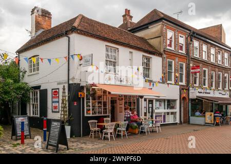 Caffè e negozi in Chesham High Street, Buckinghamshire, Inghilterra, Regno Unito Foto Stock