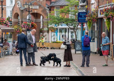 Chesham, Inghilterra, - 2 agosto 2021: Persone sulla strada alta.. Foto Stock