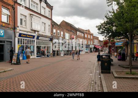 Chesham, Inghilterra, - 2 agosto 2021: Persone che camminano lungo la strada alta. Foto Stock