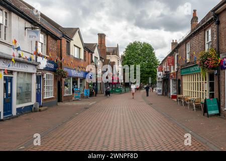 Chesham, Inghilterra, - 2 agosto 2021: Persone che camminano lungo la strada alta. Foto Stock