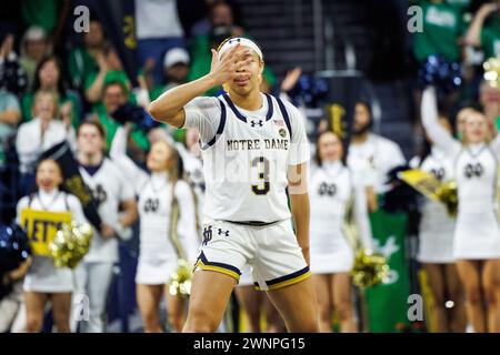 South Bend, Indiana, Stati Uniti. 3 marzo 2024. La guardia di Notre Dame Hannah Hidalgo (3) reagisce durante la partita di pallacanestro femminile NCAA tra i Louisville Cardinals e i Notre Dame Fighting Irish al Purcell Pavilion al Joyce Center di South Bend, Indiana. John Mersits/CSM/Alamy Live News Foto Stock