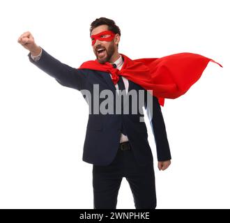 Uomo d'affari emotivo con mantello rosso da supereroe e maschera su sfondo bianco Foto Stock