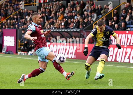 Burnley, Regno Unito. 3 marzo 2024. Milos Kerkez del Bournemouth attraversa il pallone durante la partita di Premier League a Turf Moor, Burnley. Il credito per immagini dovrebbe essere: Gary Oakley/Sportimage Credit: Sportimage Ltd/Alamy Live News Foto Stock