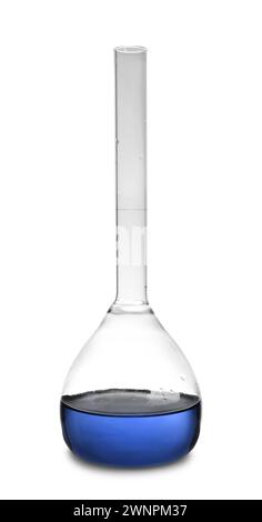 Matraccio graduato con liquido blu isolato su bianco. Vetreria da laboratorio Foto Stock
