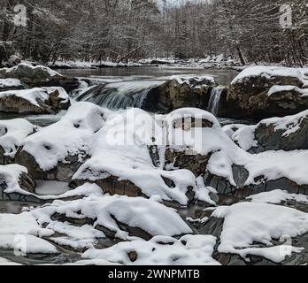 Ghiaccio e neve sul fiume Little Pigeon nel parco nazionale delle Great Smoky Mountains Foto Stock