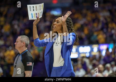 Baton Rouge, LOUISIANA, Stati Uniti. 3 marzo 2024. Il capo allenatore del Kentucky Kyra Elzy chiama una giocata durante la partita di pallacanestro femminile NCAA tra i Kentucky Wildcats e i LSU Tigers al Pete Maravich Assembly Center di Baton Rouge, LOUISIANA. Jonathan Mailhes/CSM/Alamy Live News Foto Stock